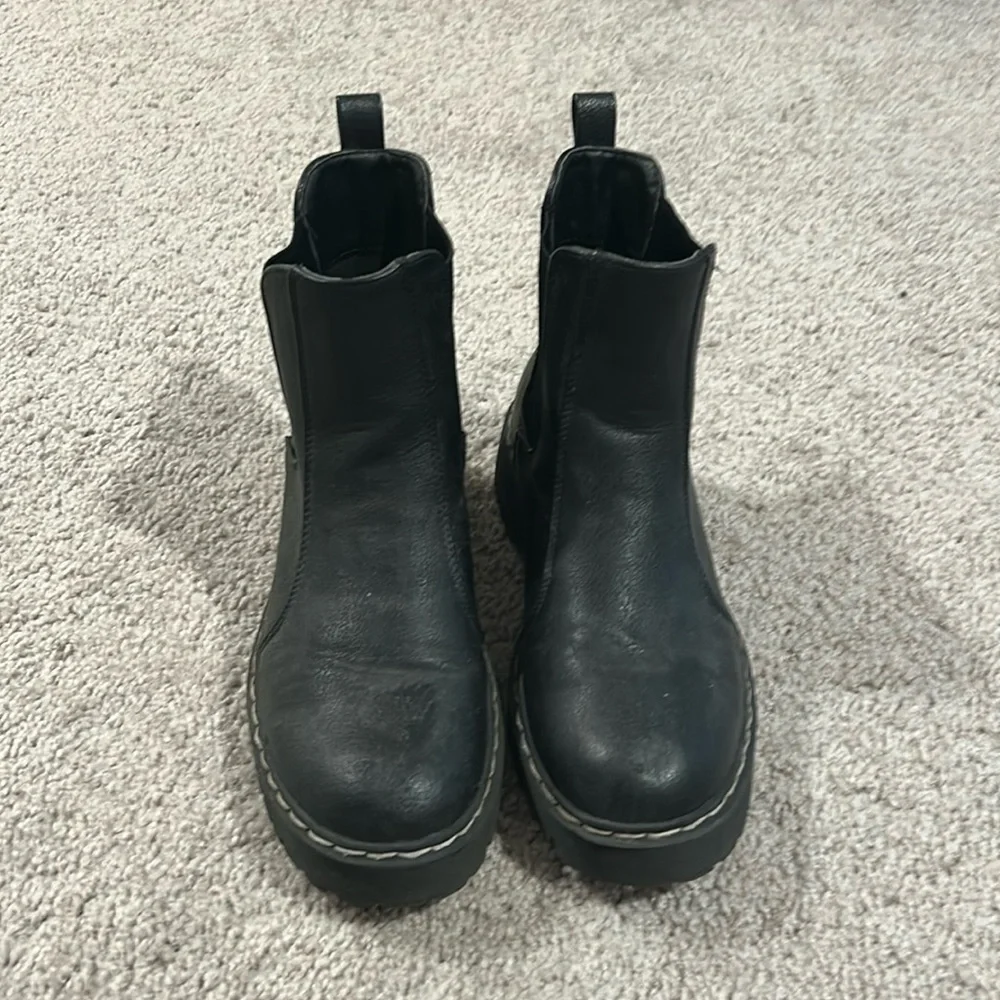 Women’s black boots - Picture 1 of 3